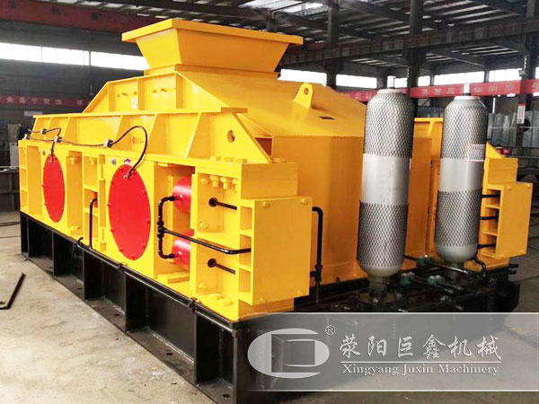 大型液壓輥式制砂機(jī)